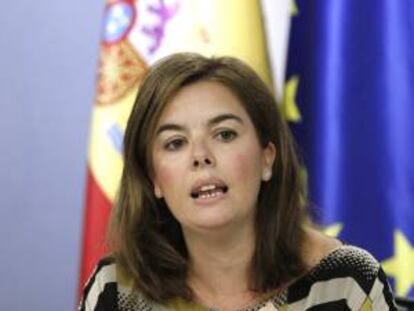 La vicepresidenta del Gobierno, Soraya Sáenz de Santamaría, durante la rueda de prensa posterior a la primera reunión del Consejo de Ministros tras las vacaciones estivales, que ha estudiado hoy el anteproyecto de Ley de Evaluación Ambiental que, entre otras disposiciones, estipula un régimen sancionador a gasolineras flotantes ("bunkering") como las que fondean en la Zona de Especial Protección del Estrecho Oriental, en torno al Peñón de Gibraltar.