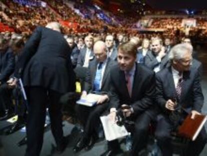 El consejero delegado interino de Nokia, Risto Siilasmaa (segundo por la derecha), se prepara para hablar en la junta extraordinaria de accionistas.