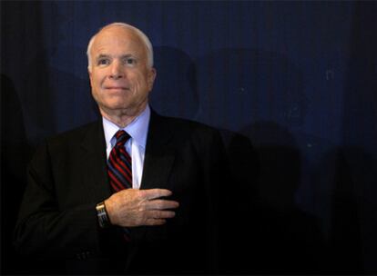 El candidato republicano a la presidencia de EE UU, John McCain, en una ceremonia  en febrero.