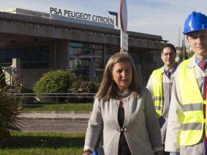 El director de la factor&iacute;a Citroen de Vigo, Yann Mart&iacute;n, acompa&ntilde;ado de la delegada de la Zona Franca en Vigo, Teresa Pedrosa.