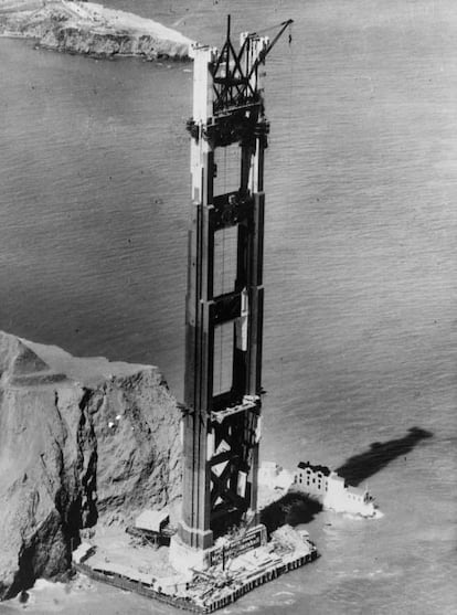 Una de las dos torres del Golden Gate, en plena construcción.