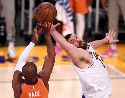 Marc Gasol intenta taponar el disparo de Chris Paul, en el partido que enfrentó a Los Angeles Lakers y los Phoenix Suns, el 30 de mayo de 2021.