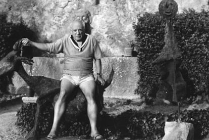Picasso, sentado sobre <i>La cabra</i> (1950) en Vauvenargues. A su izquierda, <i>El orador</i> (1933). / roberto otero, museo picasso málaga