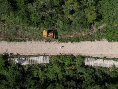 Trabajadores laboran en la construcción del Tren Maya, en el municipio de Maxcanú, en Yucatán.