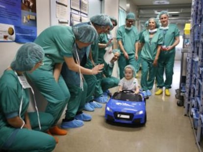 Hospital de Barcelona leva as crianças à sala de operações em um carro de brinquedo para reduzir o estresse