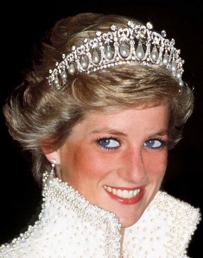 A Diana de Gales le gustaba llevan el lápiz de ojos azul, como en esta foto en Hong Kong en 1989. Su maquilladora en los noventa le convenció para cambiarlo.