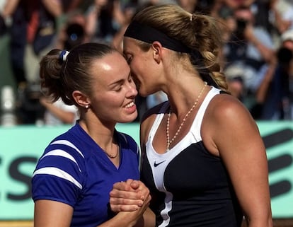 La francesa Mary Pierce besa a la suiza Martina Hingis después de que ésta fuera derrotada en la semifinal del Roland Garros el 8 de junio del 2000 en París.  