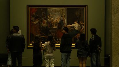 Visitantes ante 'Las hilanderas', de Velázquez.