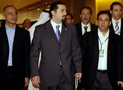 El líder de la mayoría parlamentaria libanesa, Saad Hariri, (centro) en Doha