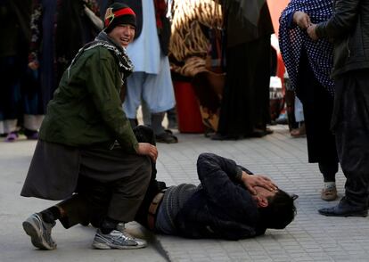 Jóvenes afganos afligidos dentro del recinto del hospital donde han sido trasladados sus familiares.