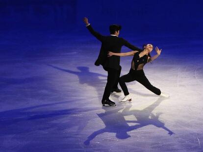 Una pareja, en una exhibici&oacute;n de patinaje sobre hielo.