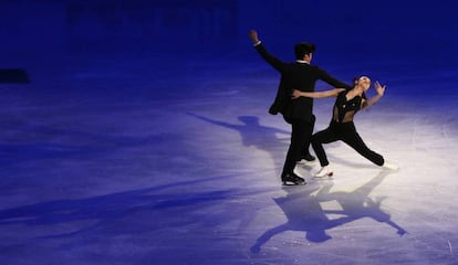 Una pareja, en una exhibici&oacute;n de patinaje sobre hielo.