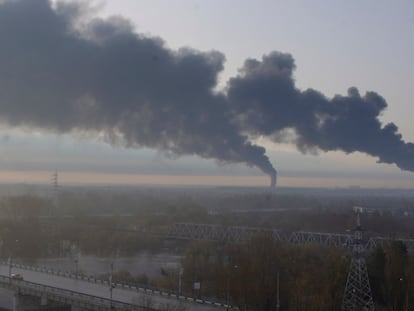 Columnas de humo sobre un depósito de petróleo, en Briansk (Rusia).