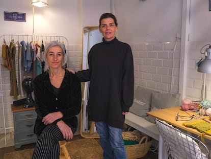 Eva Pozuelo y Rosario Andrade son las mujeres detrás de la marca Hilando el tiempo, firma sevillana dedicada a la recuperación del ganchillo que sube a las mejores pasarelas nacionales.