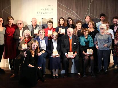 Los premiados en Madrid Agradece con Marta Higueras (en el medio, con gafas), Mar Espinar (agachada en primera fila) y Rita Maestre (a la izquierda del todo).
