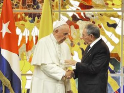 O papa Francisco e o presidente cubano Raúl Castro conversam durante uma troca de cumprimentos no Palácio da Revolução de Havana.