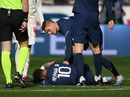 Neymar después de la lesión en el partido entre el PSG y el Lille, el 19 de febrero.