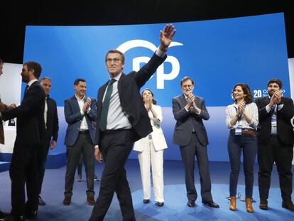 El presidente del PP, Alberto Núñez Feijóo, saluda a los asistentes al congreso nacional del partido, tras confirmarse su proclamación como nuevo líder de los populares.