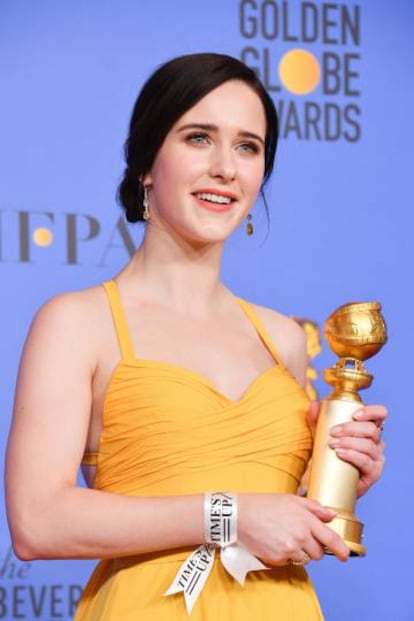 Rachel Brosnahan, ganadora del Globo de Oro a la mejor actriz de comedia en una serie por 'The Marvelous Mrs. Maisel', con su lazo de Time's Up.