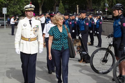Manuela Carmena y el jefe del cuerpo, Teodoro Pérez, en los actos de San Juan de 2017.