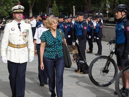 Manuela Carmena y el jefe del cuerpo, Teodoro Pérez, en los actos de San Juan de 2017.