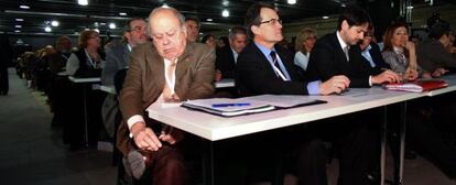 Jordi Pujol, se ata un zapato, junto a Artur Mas y Oriol Pujol, su hijo