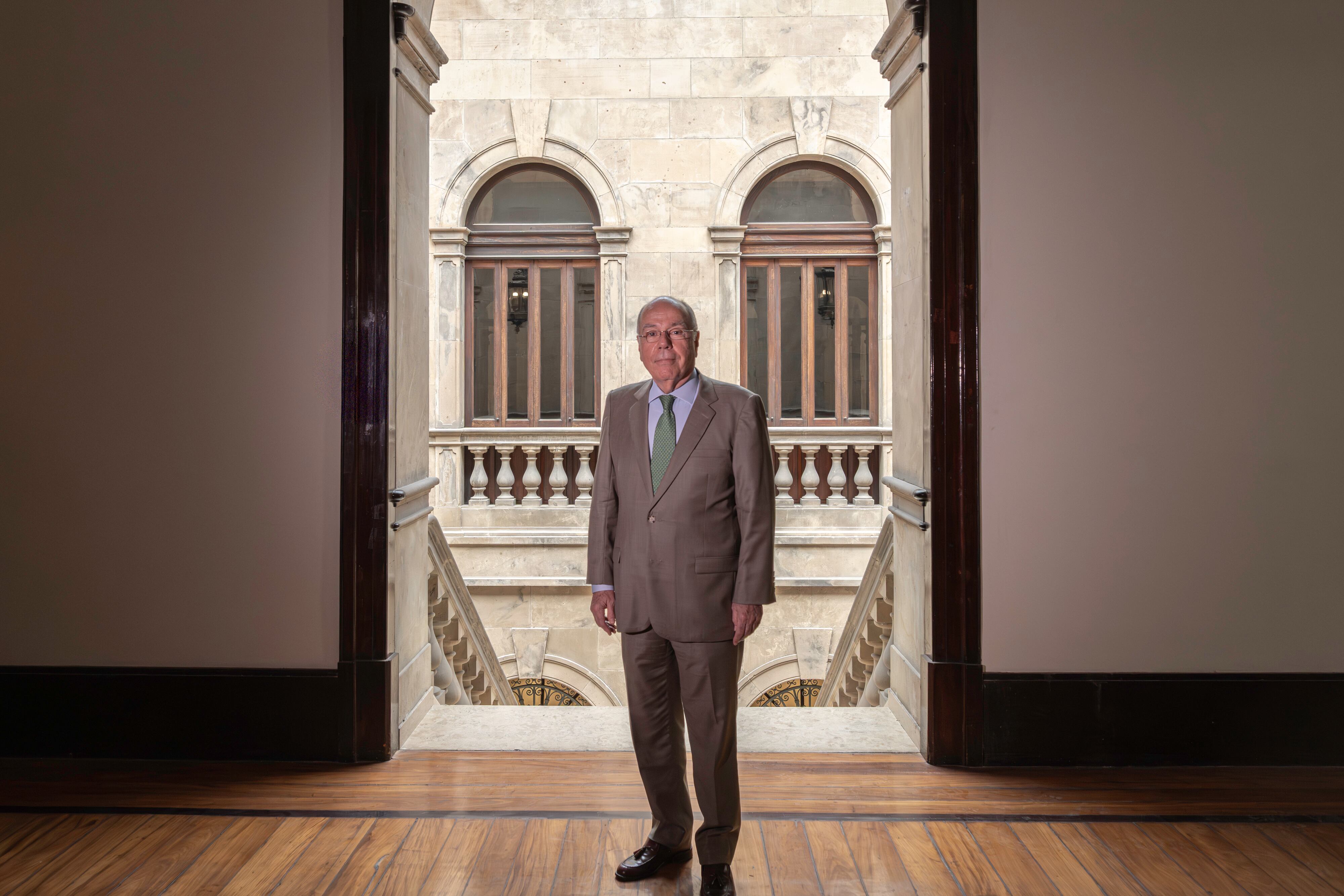 El ministro posa en el Palacio de Itamaraty de Río, que acogió la cancillería hasta que la capital se mudó a Brasilia. 