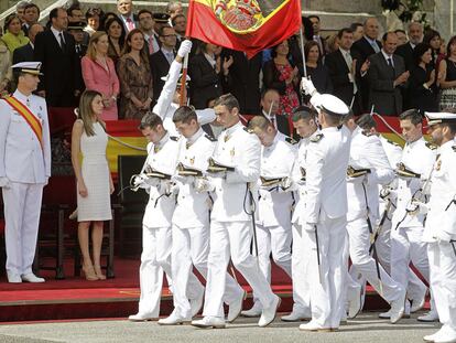 Los Príncipes de Asturias presiden en Marín la primera jura de bandera laica