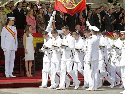 Los Príncipes de Asturias presiden en Marín la primera jura de bandera laica