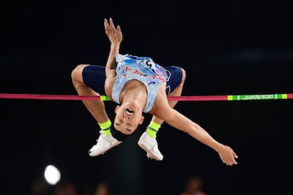 El atleta surcoreano Woo Sangh-yeok compite en la final masculina de salto de altura durante los Juegos Asiáticos, en Yakarta (Indonesia).