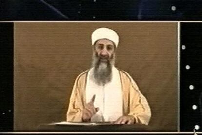 Imagen de Bin Laden en el vídeo emitido esta noche por la cadena Al Yazira.