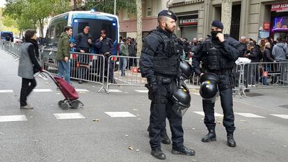 La policia ala seu de la CUP aquest dissabte.