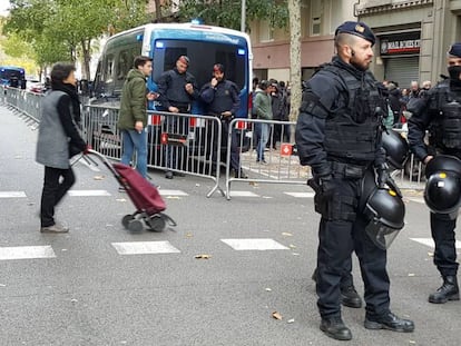 La policia ala seu de la CUP aquest dissabte.