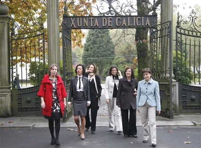 Las conselleiras Carmen Gallego, Ánxela Bugallo, Teresa Táboas, María José Caride, Laura Sánchez Piñón y María José Rubio, entrando en el edificio de la Xunta en San Caetano.