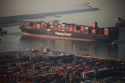 Un buque de carga sale del puerto de Barcelona, en una imagen del pasado mes de abril.