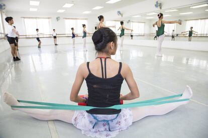 Bailarina estira junto a sus compañeros. Los estudiantes de la academia tienen acceso a vivienda, alimento, educación y sanidad gracias a la Fundación Tuloy de Manila. 