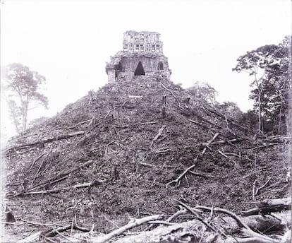 El Palenque, Templo de la Cruz. Ano da imagem: 1881/1894. De 1880 a 1891, o explorador inglês Alfred Maudslay fotografou em detalhes antigas cidades maias em Honduras, Guatemala e no sul do México.