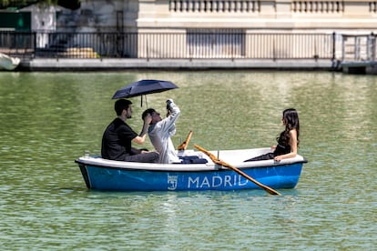 Jóvenes en el estanque del parque de El Retiro de Madrid.