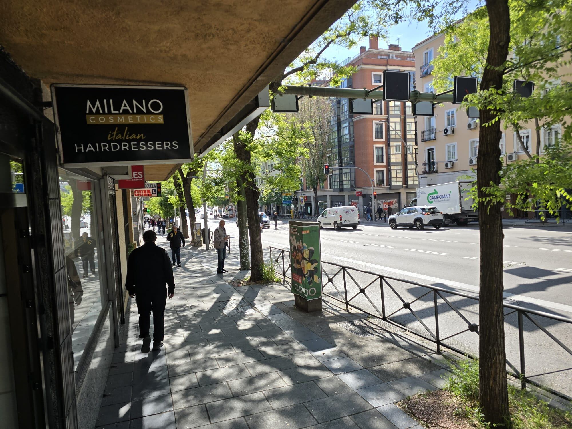 La vista desde la peluquería Milano del paseo de Extremadura 16, donde el lunes 28 de abril a las 13.56 se produjo el atropello de una moto a un peatón.
