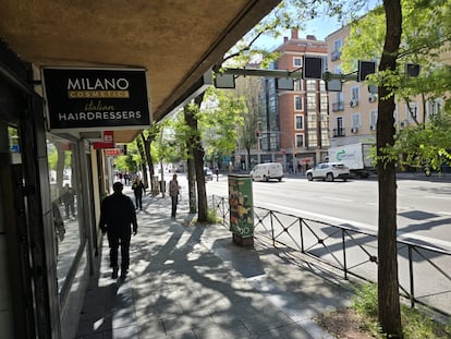 La vista desde la peluquería Milano del paseo de Extremadura 16, donde el lunes 28 de abril a las 13.56 se produjo el atropello de una moto a un peatón.