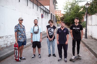 Grupo de jóvenes que se reúnen por las tardes en las calles de la colonia.
