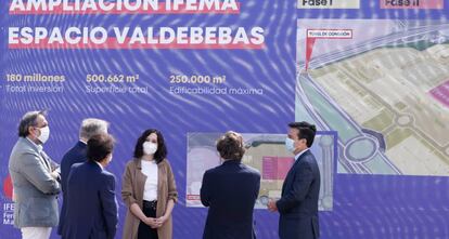 <b>8 de junio.</b> La presidenta de la Comunidad de Madrid, Isabel Díaz Ayuso (en el centro), desvela en Valdebebas la ubicación del futuro “hospital de emergencias” en el acto de la primera piedra de las obras. Anuncia también que contará con 1.000 camas y tendrá un costo de 50 millones de euros.