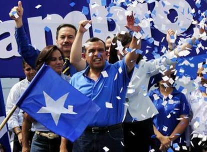 Porfirio Lobo, candidato a la presidencia de Honduras, durante su discurso de apertura de campaña, el lunes en Tegucigalpa.
