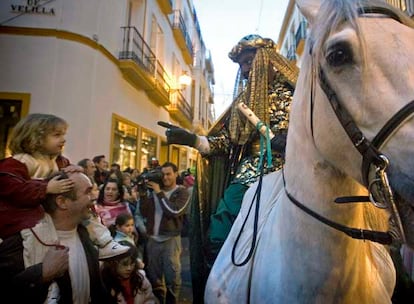 Miles de niños entregaron anoche sus cartas al Heraldo Real y sus pajes que llegaron a la ciudad de Sevilla para pedirle al alcalde la venia para la cabalgata de los Reyes Magos.