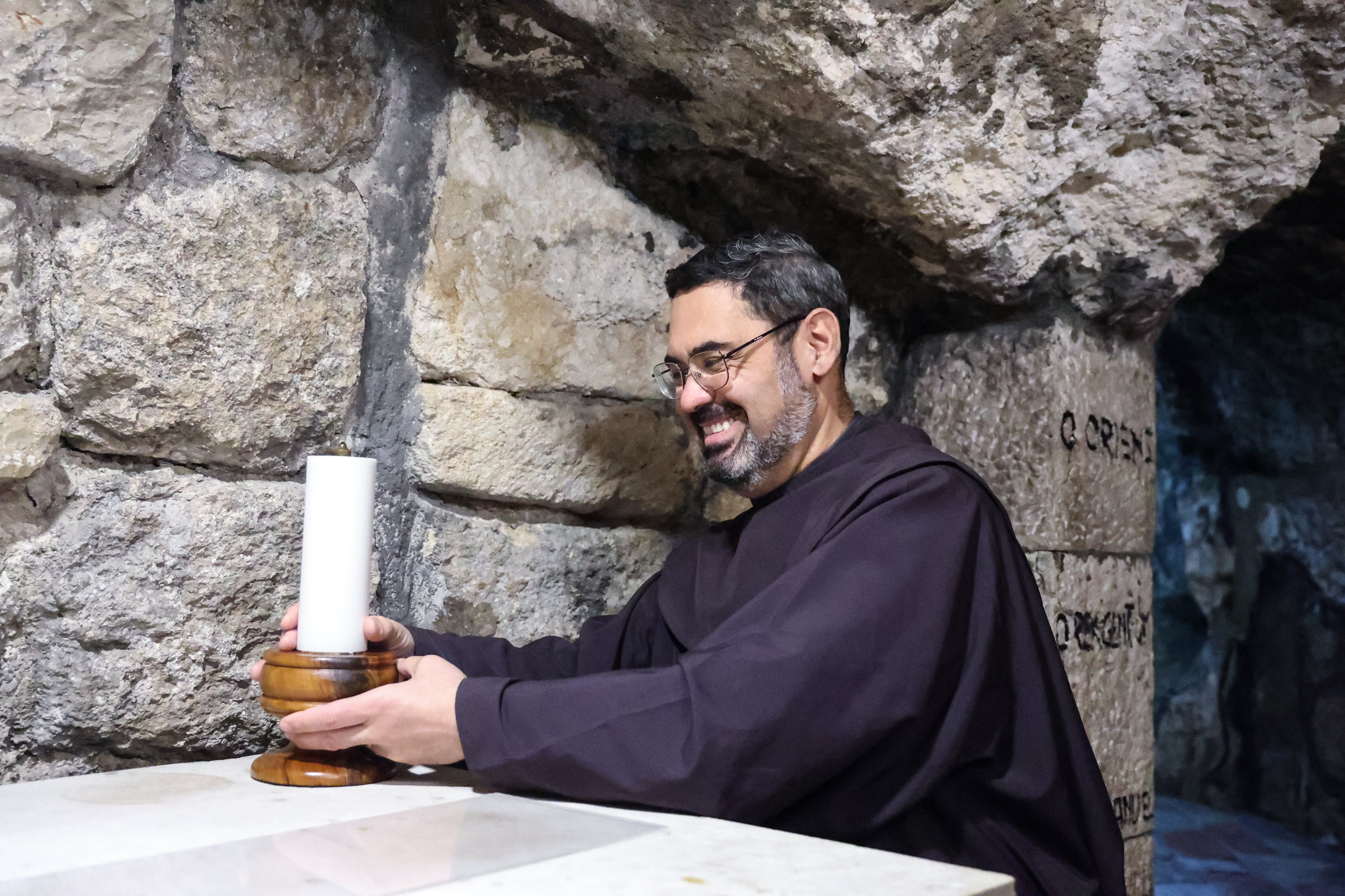 Padre Marcelo Ariel Cicchinelli, guardián franciscano de la Natividad, en la gruta de San José, el pasado miércoles en Belén.
