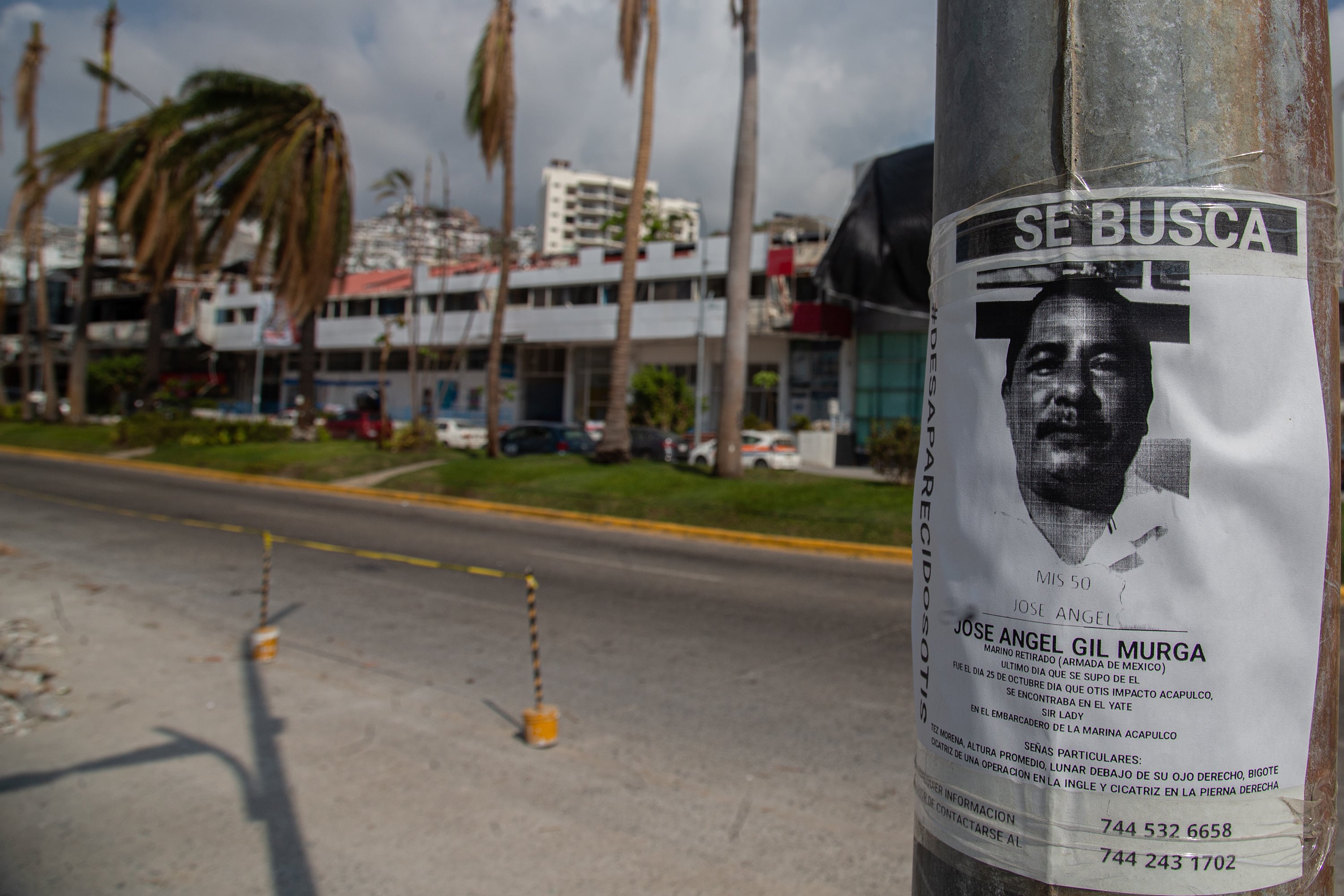 Carteles de búsqueda de marinos desaparecidos que se encontraban a bordo de yates al momento del paso del huracán 'Otis', en las calles de Acapulco.