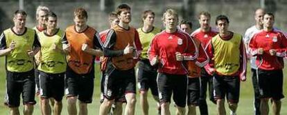 Los jugadores del Liverpool, durante su sesión preparatoria de ayer. Mascherano es el primero por la derecha.