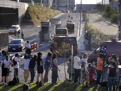 Llegada de los féretros del accidente aéreo de Barajas al recinto ferial de Madrid.