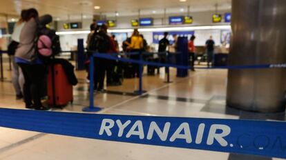 Viajeros en los mostradores de facturaci&oacute;n de Ryanair en Barajas.