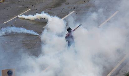 Protesto contra Maduro é reprimido com gás em Caracas na segunda.